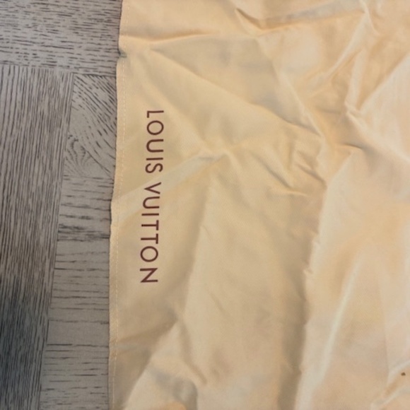 Louis Vuitton - Picture 5 of 10